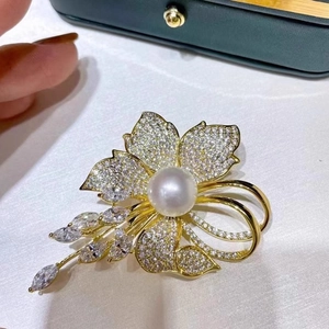 Élégante broche fleur avec perle et diamants scintillants sur soie luxueuse