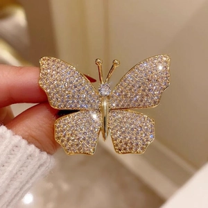 Exquisite gold-plated butterfly brooch featuring sparkling white rhinestones and a central diamond.