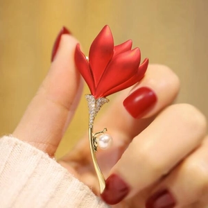 Broche fleur rouge luxueuse avec tige dorée, cristaux blancs et perle élégante