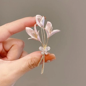 Broche élégante en forme de lys avec pétales roses et nœud doré en cristal pour femme