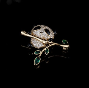 Broche panda dorée exquise avec diamants étincelants et détails de feuilles de bambou