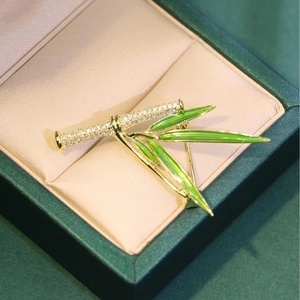 Elegante Spilla In Bambù In Stile Cinese In Lega Dorata Con Foglie Di Smalto Verde E Strass Per Accessori Da Abito Donna