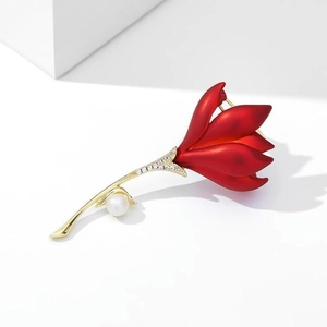 Broche tulipe rouge mat avec tige dorée, cristaux brillants et une perle blanche pendante