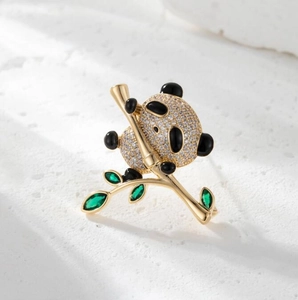 Broche panda exquise avec zircons blancs et feuilles de bambou vertes en plaqué or