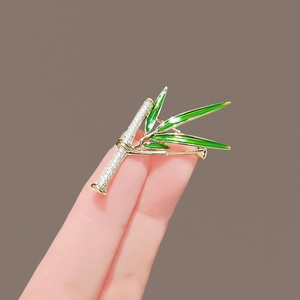 Spilla a forma di bambù con smalto verde e pavé di zirconi su elegante placcatura oro