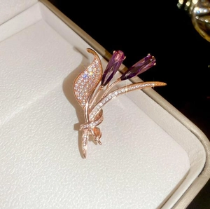 Broche florale élégante plaquée or rose avec pierres violettes en forme de goutte