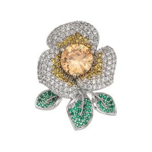 Élégante broche fleur de camélia avec cristal champagne et pétales de diamant étincelants