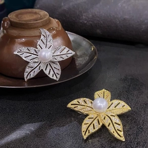 Broche fleur à cinq pétales élégante avec perle délicate et zircons brillants en or et argent