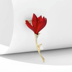 Élégante broche fleur rouge avec finition dorée, cristaux brillants et une perle blanche