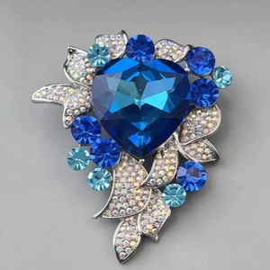 Luxury Heart of the Ocean brooch with blue crystals and zircon pavé in silver finish