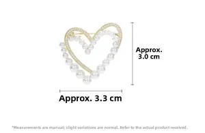 Vue détaillée de la broche cœur en perles avec finition dorée et détails en zircon
