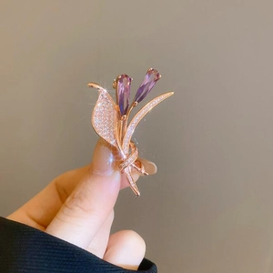 Élégante broche tulipe en or rose avec cristaux violets en gouttes et zircons blancs