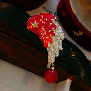Broche luxueuse aile d'ange rouge et or avec cinq étoiles et un pendentif perle