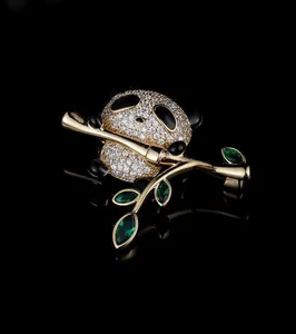 Détail d'une broche panda avec micro-cristaux et feuilles de bambou en pierre verte