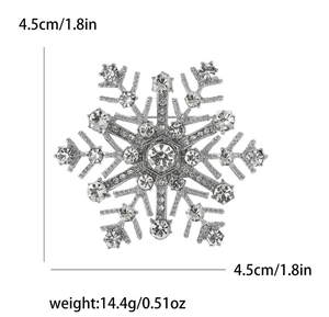 Detailansicht der Strass-Schneeflocken-Brosche mit Maßen von 4,5 cm und 14,4 g Gewicht