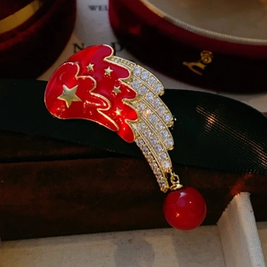 Broche ailes d'ange luxe avec étoile en émail rouge et pendentif perle sur velours
