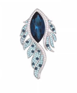 Détail macro d'une broche aile d'ange avec cristal bleu marine et strass bleus