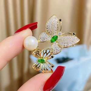 Eleganter Schmetterlingsbrosche aus Gold mit grünen Edelsteinen, Kristallen und Perle