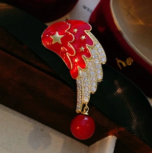 Broche ailes d'ange luxueuse avec étoiles en émail rouge, zircons et perle