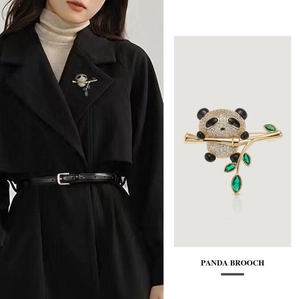 Exquise broche panda avec zircons noirs et blancs sur le revers d'un manteau en laine
