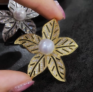 Élégante broche fleur à cinq pétales avec perle blanche et accents de zircon brillant
