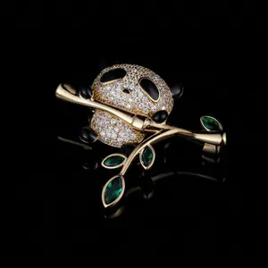 Broche panda exquise avec diamants étincelants et bambou vert sur fond noir élégant