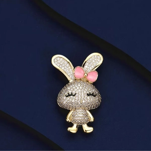Broche lapin étincelante avec nœud rose et placage or pour une mode féminine élégante
