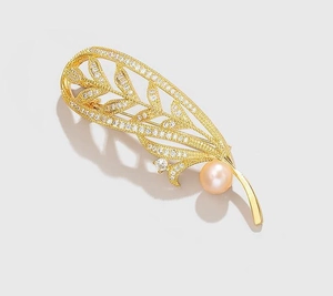 Élégante broche plume dorée avec zircons blancs et perle rose pour femmes
