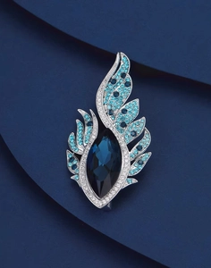 Gros plan détaillé de la broche aile en cristal bleu avec pierre centrale de taille marquise
