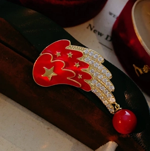 Broche luxueuse étoile aile d'ange avec émail rouge et perle sur support en velours