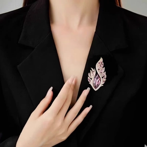 Broche aile d'ange élégante avec cristaux violets et finition dorée sur veste noire