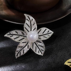 Élégante broche fleur à cinq pétales avec perle blanche et zircons sur métal argenté