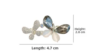 Détails de broche papillon avec cristaux gris et opales blanches, dimensions 4,7cm x 2,8cm
