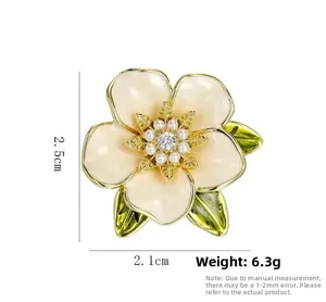 Gedetailleerde afmetingen van de gardenia broche: hoogte 2,5 cm en breedte 2,1 cm