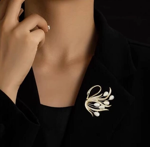 Détail d'une broche cygne de luxe avec pierres opales sur une veste de costume noire