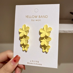 Orecchini a fiori gialli con tre fiori 3D sovrapposti e perno in argento 925 per donna
