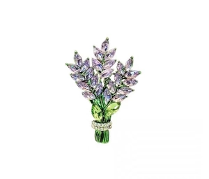 Broche de lavande exquise avec cristaux violets et feuille verte sur fond blanc neutre