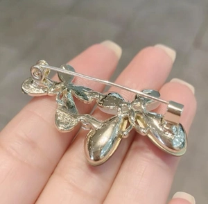Vue macro détaillée de l'arrière de la broche papillon en argent avec fermoir à épingle