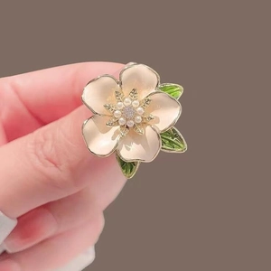 Elegante gardenia bloem broche met roze emaille bloemblaadjes en parels voor pakken