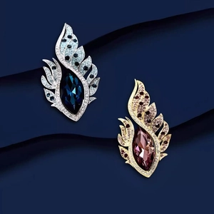 Broches plumes en cristal avec pierres taille marquise en finitions bleu et rouge