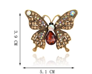Detailansicht der Vintage-Schmetterlingsbrosche mit rotem Kristall und 5,1 cm Breite