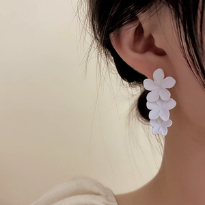 Eleganti orecchini pendenti a fiore bianco in argento 925 con petali dalla trama opaca