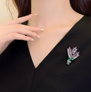 Broche de lavande en cristal raffinée sur un vêtement noir pour un look élégant et chic
