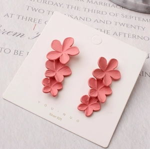 Dettaglio orecchini a forma di fiore rosa con ago in argento 925 su cartoncino