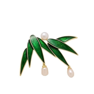Elegant bamboo leaf brooch in green enamel with gold edges and dangling white pearls