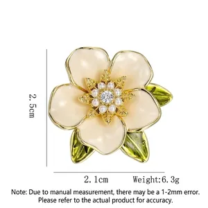 Elegante gardenia bloem broche met wit emaille blaadjes en parels, maat 2,5 cm bij 2,1 cm