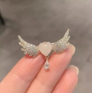 Spilla cuore ali d'angelo squisita con nappa e cristalli di zirconia scintillanti