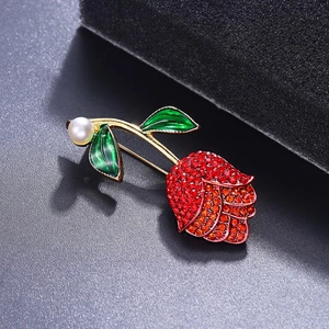 Elegante spilla a forma di rosa con strass rossi e smalto verde su base metallica dorata
