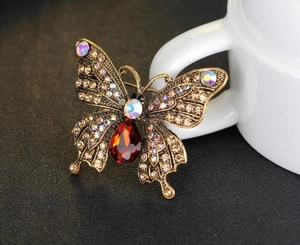 Detailansicht der Vintage Schmetterlingsbrosche mit Strass und rotem Edelstein