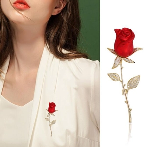Élégante broche rose rouge 3D avec feuilles dorées serties de zircons étincelants